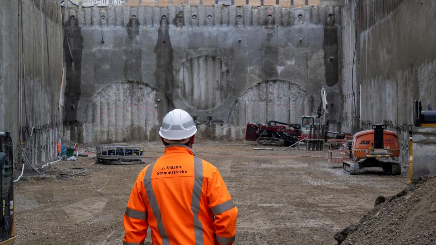 Ein Bauarbeiter auf einer Münchner S-Bahn-Baustelle - sinnbildlich ist auch die Stimmung in der bayerischen Wirtschaft im Keller. (Symbolbild) Ein Bauarbeiter auf einer Münchner S-Bahn-Baustelle - sinnbildlich ist auch die Stimmung in der bayerischen Wirtschaft im Keller. (Symbolbild)