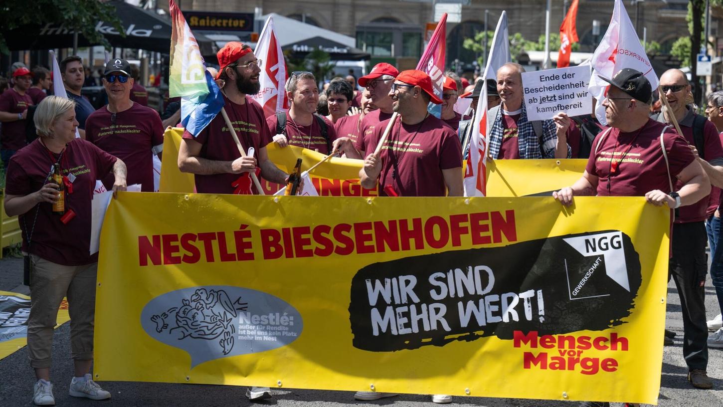 Nestlé-Beschäftigte kämpfen um ihre Jobs. Nestlé-Beschäftigte kämpfen um ihre Jobs.
