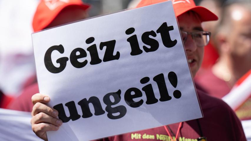 Gewinn vor Jobs? - Nestlé-Beschäftigte begehren auf. Gewinn vor Jobs? - Nestlé-Beschäftigte begehren auf.