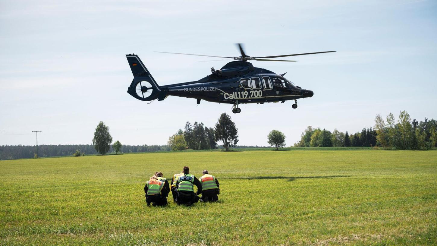 Per Hubschrauber werden die Teams der Bundespolizei bei den Kontrollstellen abgesetzt. Per Hubschrauber werden die Teams der Bundespolizei bei den Kontrollstellen abgesetzt.