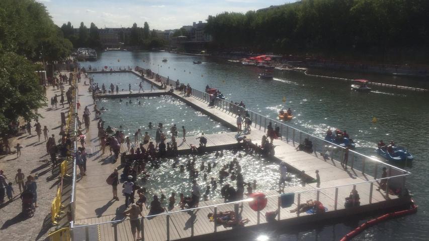 Schon länger können Badegäste in den ins Wasser gelassenen Schwimmbecken im Kanal Bassin de la Villette in Paris schwimmen. (Archivbild) Schon länger können Badegäste in den ins Wasser gelassenen Schwimmbecken im Kanal Bassin de la Villette in Paris schwimmen. (Archivbild)