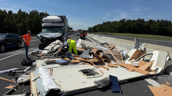 Trümmerfeld auf der Autobahn: Kleintransporter kr