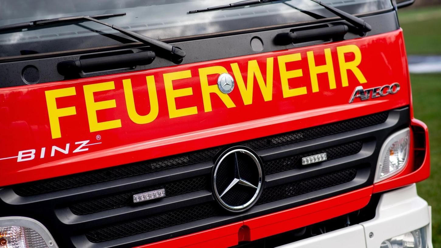 Kurz zuvor wurde in der Nähe mit offener Flamme Unkraut verbrannt. (Symbolbild) Kurz zuvor wurde in der Nähe mit offener Flamme Unkraut verbrannt. (Symbolbild)