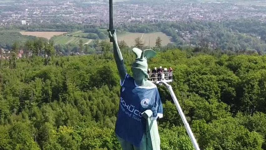 Das Hermannsdenkmal thront über dem Wald. Das Hermannsdenkmal thront über dem Wald.