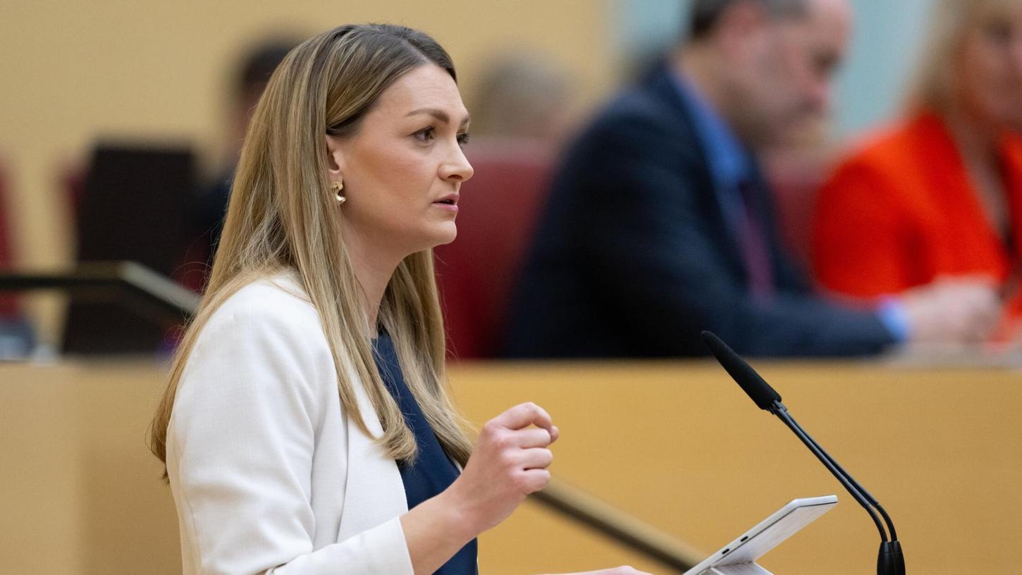 Gesundheitsministerin Judith Gerlach wirbt zusammen mit dem Bayerischen Fußball-Verband für das Thema Organspende. Gesundheitsministerin Judith Gerlach wirbt zusammen mit dem Bayerischen Fußball-Verband für das Thema Organspende.
