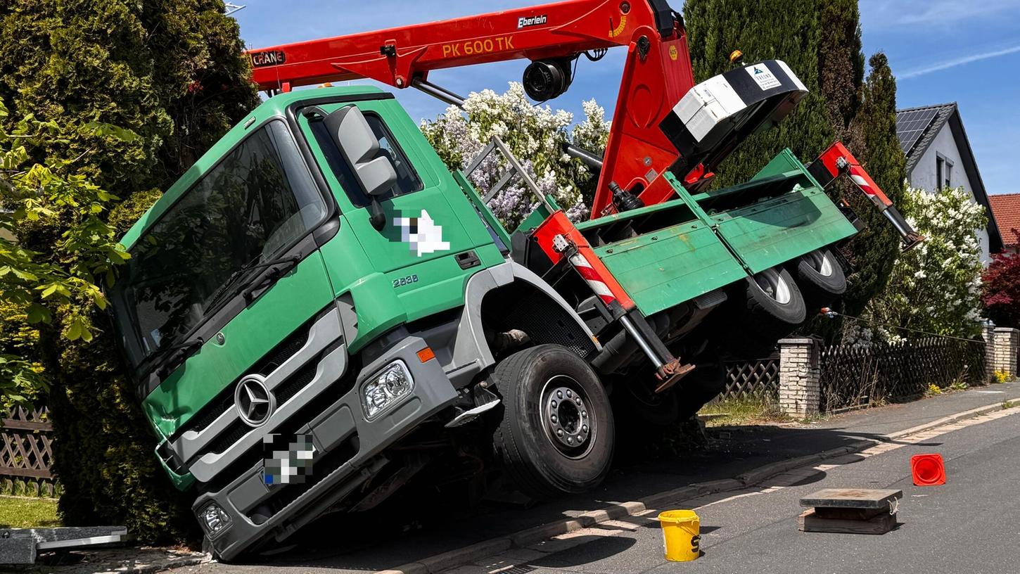 In Oberfranken ist am Mittwoch ein Kran umgekippt. In Oberfranken ist am Mittwoch ein Kran umgekippt.