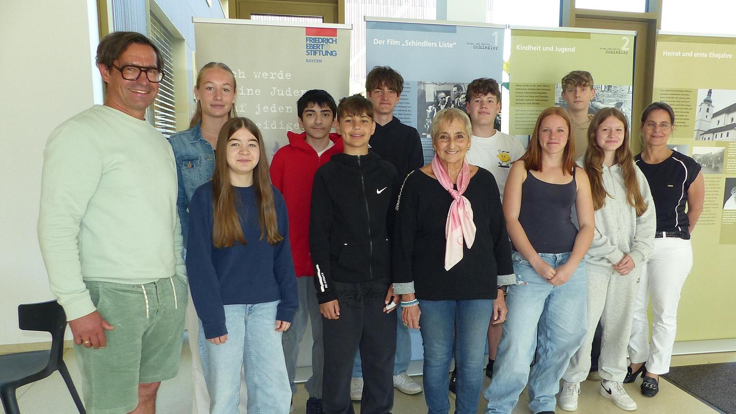 Projektleiter Markus Fügl (li.) und Schulleiterin Christine Gottschalk (re.) freuen sich mit den Schülerinnen und Schülern, dass Autorin Erika Rosenberg (Mitte) zur Projektunterstützung als Gastrednerin an die Martinischule gekommen ist. Projektleiter Markus Fügl (li.) und Schulleiterin Christine Gottschalk (re.) freuen sich mit den Schülerinnen und Schülern, dass Autorin Erika Rosenberg (Mitte) zur Projektunterstützung als Gastrednerin an die Martinischule gekommen ist.