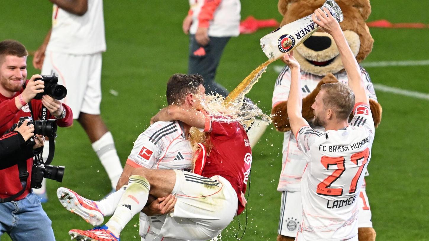 Feierlaune nach der Meisterschaft: Heidenheims Trainer Schmidt glaubt nicht, dass die Ibiza-Reise des FC Bayern für eine Wettbewerbsverzerrung sorgen könnte. Feierlaune nach der Meisterschaft: Heidenheims Trainer Schmidt glaubt nicht, dass die Ibiza-Reise des FC Bayern für eine Wettbewerbsverzerrung sorgen könnte.
