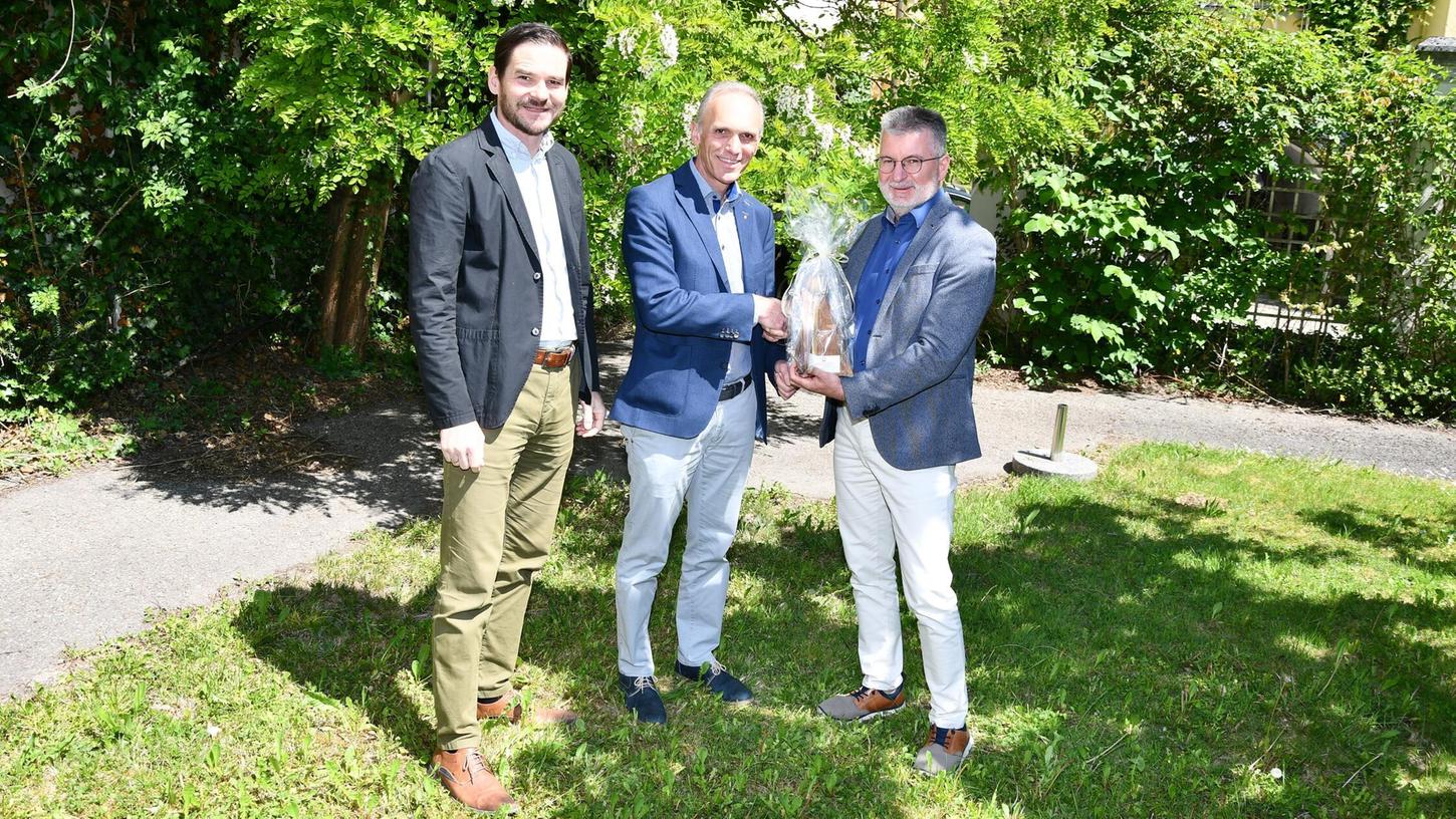 Der Leiter der Caritas-Freiwilligendienste, Jakob Streller (Mitte), wurde von Caritasdirektor Alfred Frank (rechts) und dessen Stellvertreter Andreas Steppberger verabschiedet. Frank überreichte Streller zum Dank für seinen langjährigen Dienst einen hölzernen Engel. Der Leiter der Caritas-Freiwilligendienste, Jakob Streller (Mitte), wurde von Caritasdirektor Alfred Frank (rechts) und dessen Stellvertreter Andreas Steppberger verabschiedet. Frank überreichte Streller zum Dank für seinen langjährigen Dienst einen hölzernen Engel.
