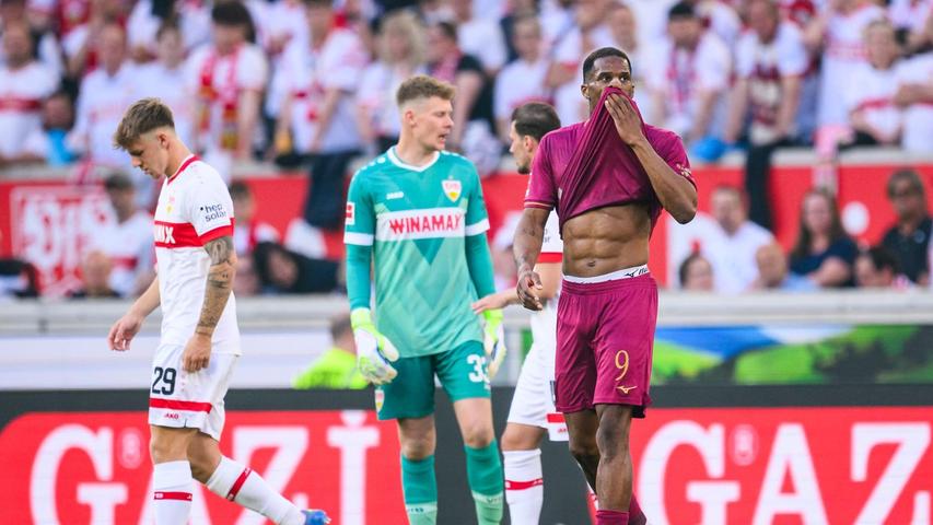 Gegen den VfB Stuttgart war für Augsburgs Essende vorzeitig Schluss. Gegen den VfB Stuttgart war für Augsburgs Essende vorzeitig Schluss.
