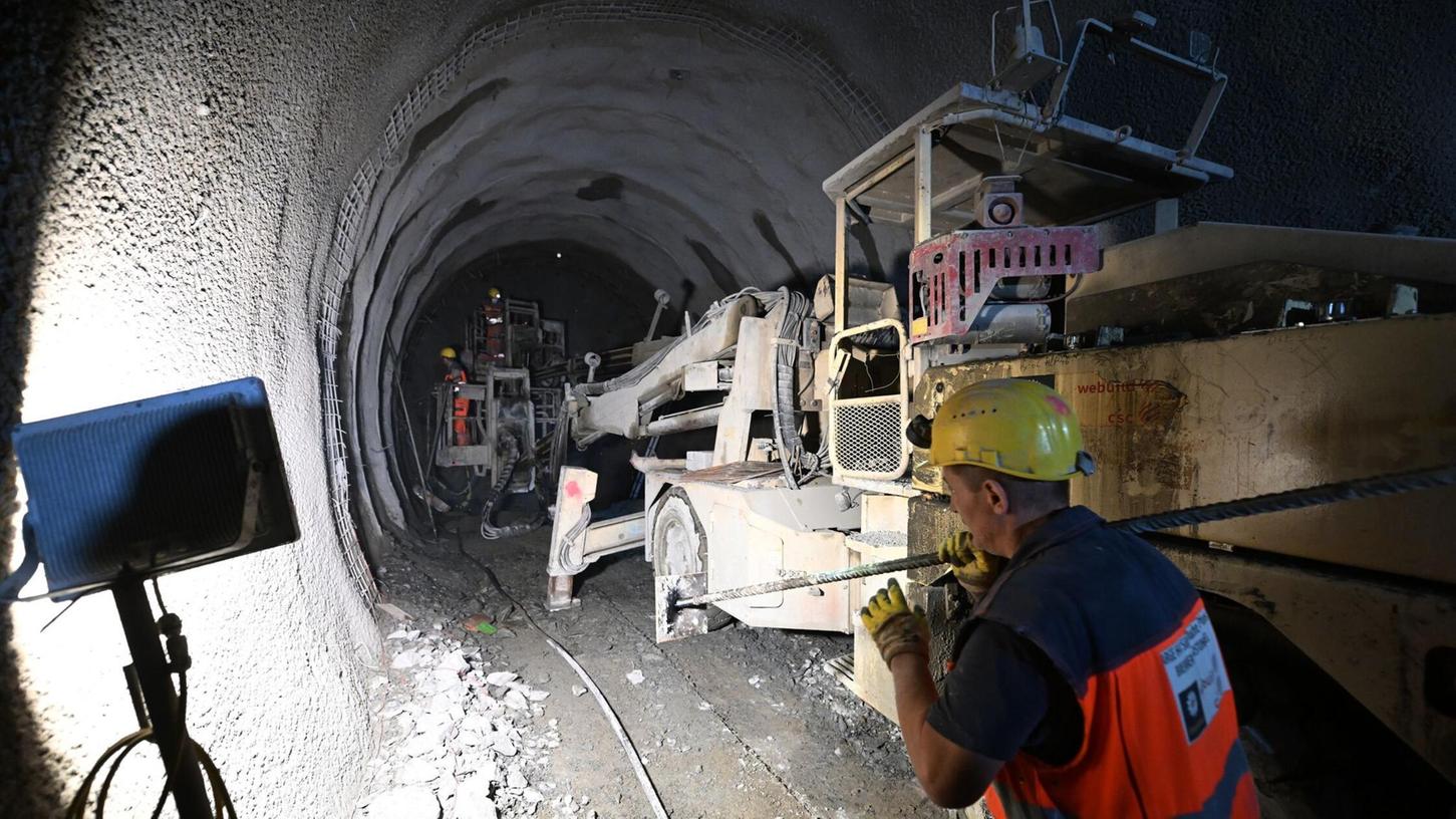 Der Zeitplan für den Tunnel zwischen Österreich und Italien wird beibehalten, doch die Zubringerstrecken verzögern sich. (Archivbild) Der Zeitplan für den Tunnel zwischen Österreich und Italien wird beibehalten, doch die Zubringerstrecken verzögern sich. (Archivbild)