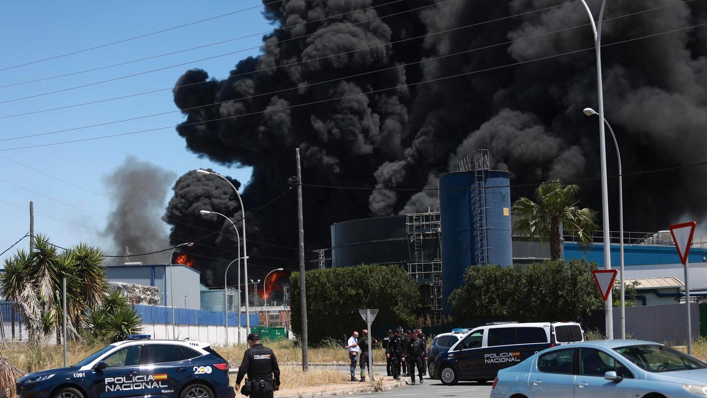 Rauchschwaden steigen nach einer Explosion in einer Lagerhalle mit Chemikalien bei Sevilla in den Himmel. Rauchschwaden steigen nach einer Explosion in einer Lagerhalle mit Chemikalien bei Sevilla in den Himmel.
