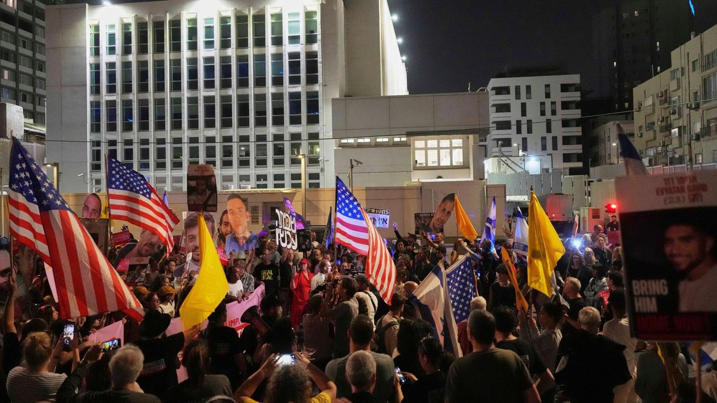 Menschen protestieren vor der Außenstelle der US-Botschaft und fordern die Freilassung der von der Hamas im Gazastreifen festgehaltenen Geiseln. Menschen protestieren vor der Außenstelle der US-Botschaft und fordern die Freilassung der von der Hamas im Gazastreifen festgehaltenen Geiseln.