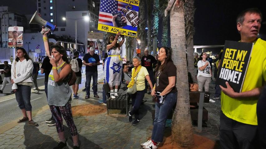 Menschen protestieren vor der Außenstelle der US-Botschaft und fordern die Freilassung der von der Hamas im Gazastreifen festgehaltenen Geiseln. Menschen protestieren vor der Außenstelle der US-Botschaft und fordern die Freilassung der von der Hamas im Gazastreifen festgehaltenen Geiseln.