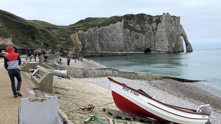 Die Kreidefelsen von Étretat locken jährlich knapp 1,5 Millionen Besucher an. (Archivbild) Die Kreidefelsen von Étretat locken jährlich knapp 1,5 Millionen Besucher an. (Archivbild)