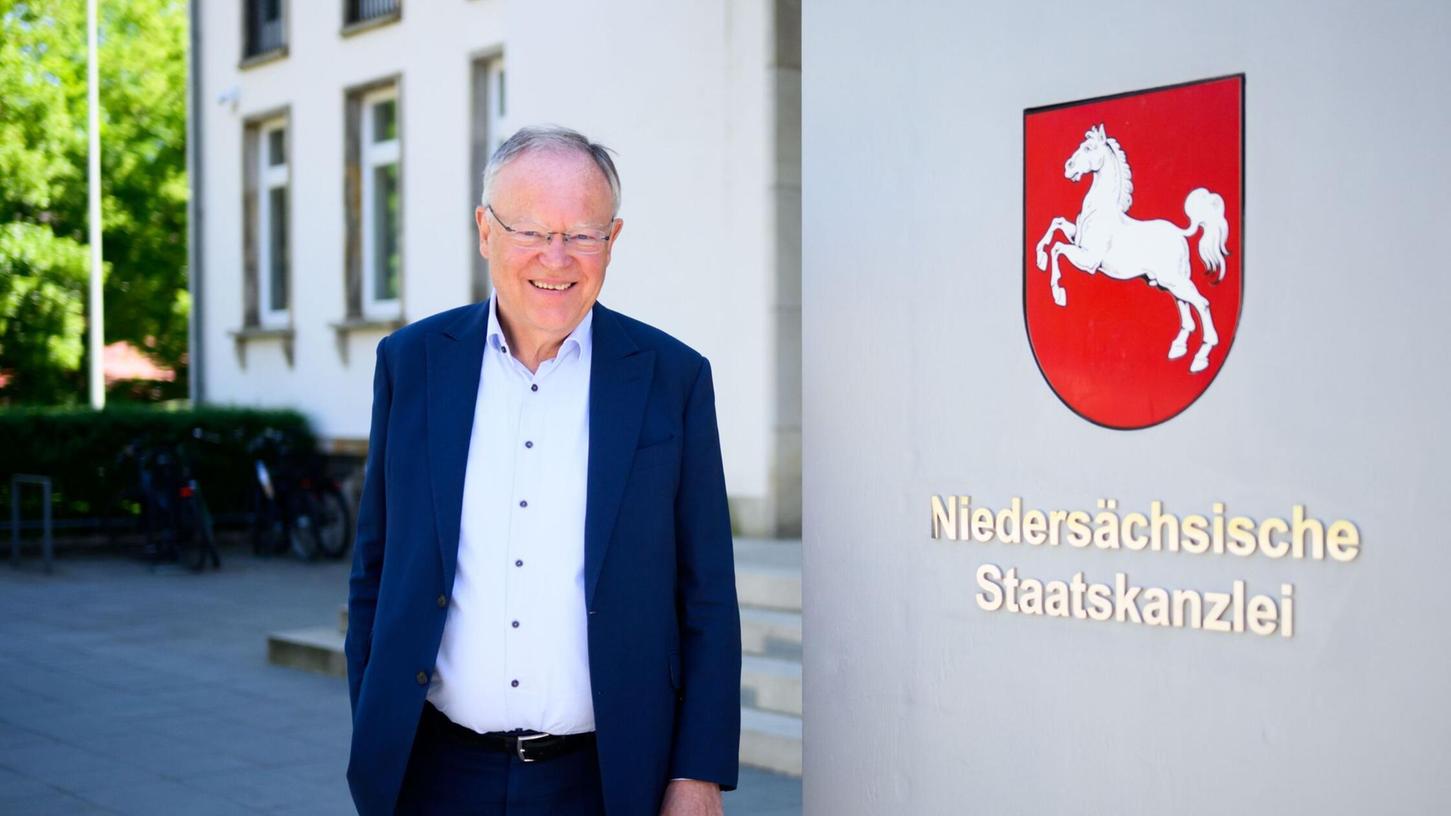 Niedersachsens langjähriger Ministerpräsident Stephan Weil hat für kommende Woche seinen Rücktritt eingereicht. Niedersachsens langjähriger Ministerpräsident Stephan Weil hat für kommende Woche seinen Rücktritt eingereicht.