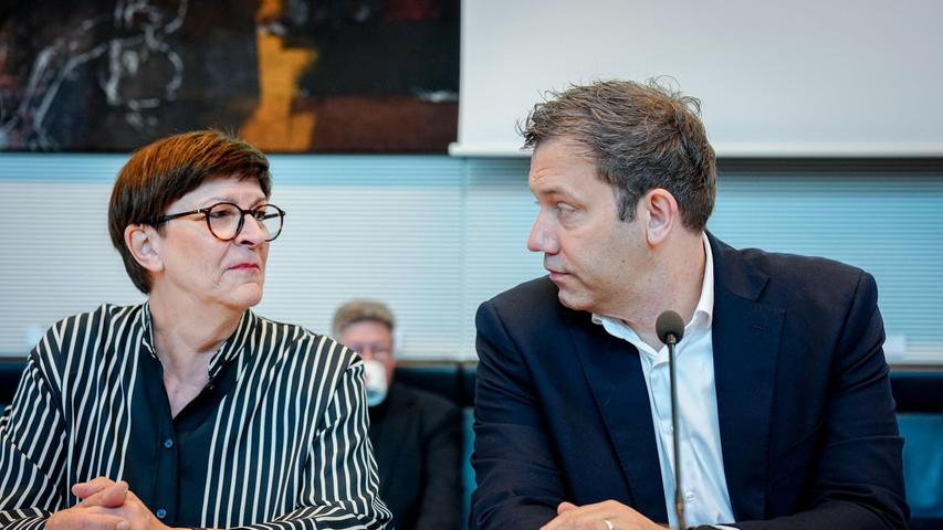 Während Lars Klingbeil neuer Vizekanzler ist, bleibt Saskia Esken ohne Rolle in der neuen Bundesregierung. (Archivbild) Während Lars Klingbeil neuer Vizekanzler ist, bleibt Saskia Esken ohne Rolle in der neuen Bundesregierung. (Archivbild)