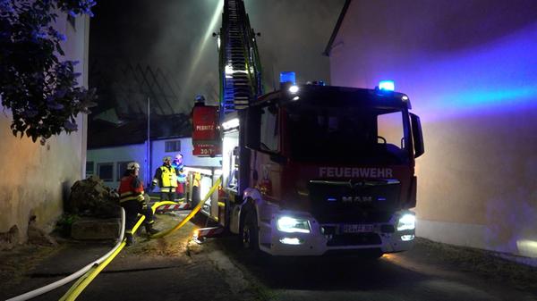Gegen 21.40 Uhr gingen die ersten Notrufe ein. Zeugen berichteten von einem Feuer in Bronn. Beim Eintreffen der Rettungskräfte stand die Scheune bereits in Vollbrand. Erste Löschversuche durch Nachbarn blieben erfolglos. Angrenzende Wohnhäuser wurden nach Angaben des Polizeisprechers vorsichtshalber evakuiert.