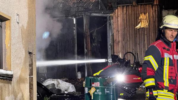 Die alarmierten Feuerwehren aus der Umgebung konnten den Brand rasch eindämmen und verhinderten so eine Ausbreitung der Flammen auf angrenzende Gebäude. Die Löscharbeiten dauerten bis gegen Mitternacht an.