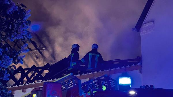 Die Flammen griffen schnell um sich, so die Nachrichtenagentur News 5, und trotz eines umfangreichen Feuerwehreinsatzes konnte das Gebäude nicht gerettet werden. Aufgrund der akuten Einsturzgefahr mussten Teile des Gebäudes mit schwerem Gerät abgetragen werden.