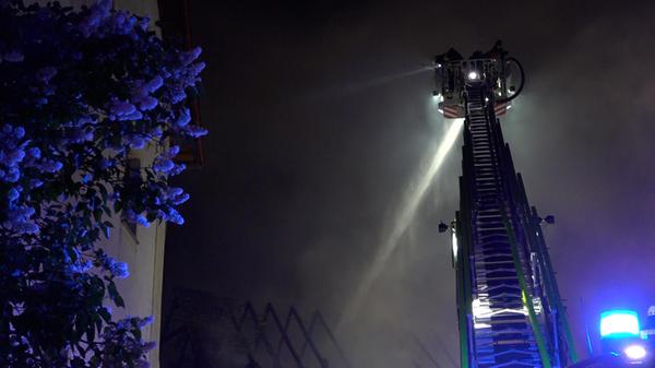 Rund 200 Einsatzkräfte von Feuerwehr, Technischem Hilfswerk und Rettungsdienst waren vor Ort. Eine Brandwache sicherte das Gelände zudem bis in die frühen Morgenstunden.