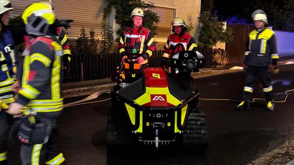 Um die Löscharbeiten unter sicheren Bedingungen fortführen zu können, kam der Nachrichtenagentur News 5 zufolge auch ein ferngesteuerter Löschroboter zum Einsatz.