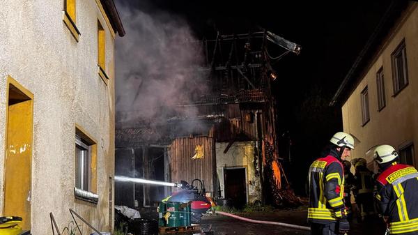 Ein Feuerwehrmann erlitt leichte Verletzungen, so ein Sprecher der Polizei, konnte jedoch nach kurzer medizinischer Versorgung am Einsatzort bleiben.