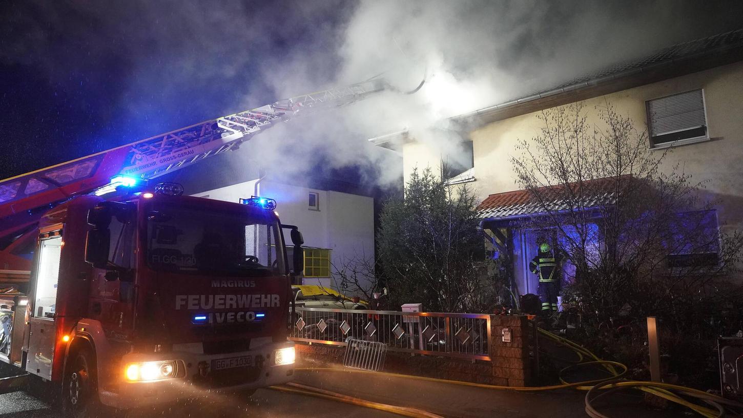 Frau wird in Bayern bei Hausbrand schwer verletzt. (Symbolbild) Frau wird in Bayern bei Hausbrand schwer verletzt. (Symbolbild)