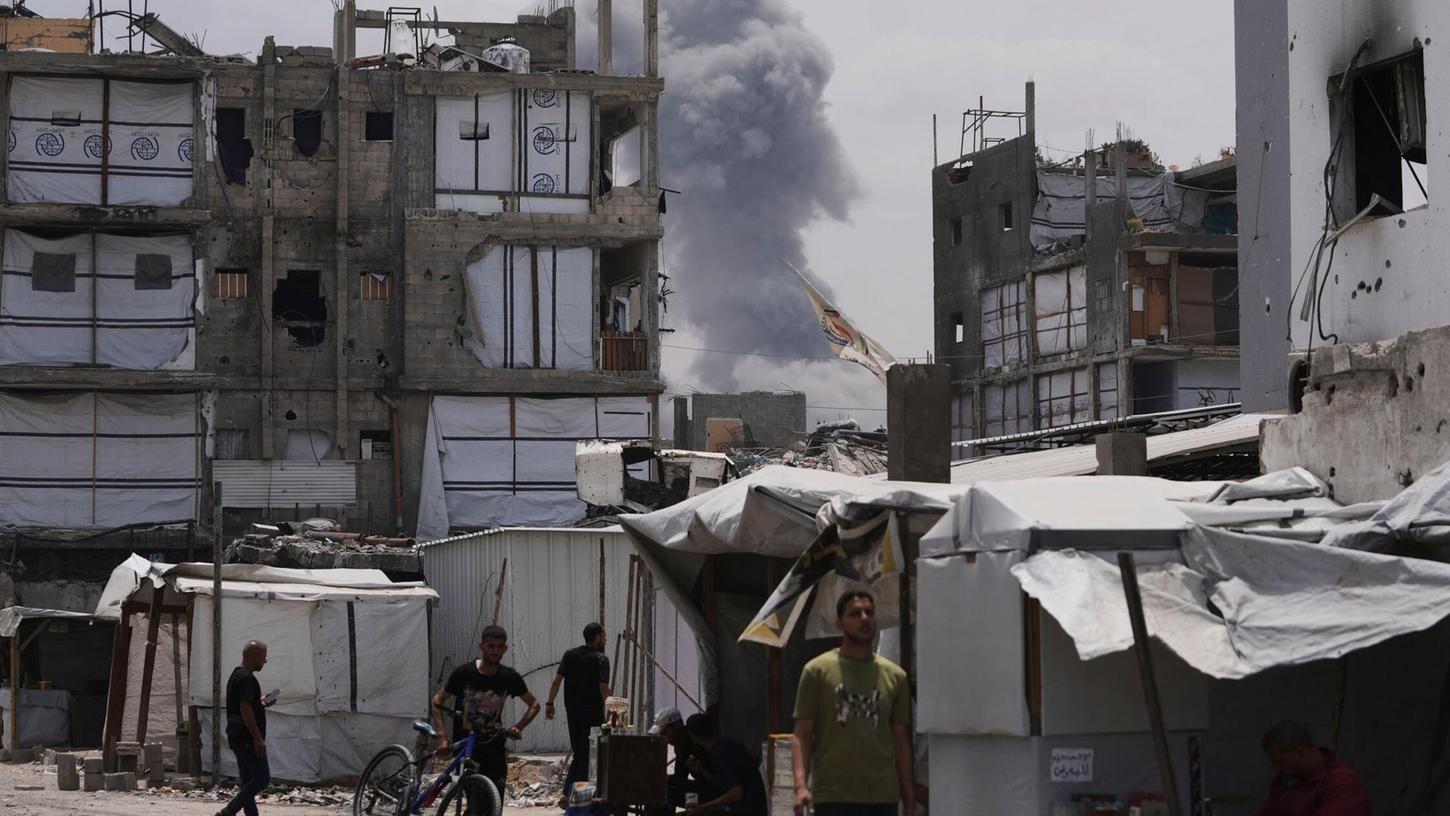 Rauch steigt auf von einem israelischen Luftangriff in Dschabalia, nördlicher Gazastreifen. Rauch steigt auf von einem israelischen Luftangriff in Dschabalia, nördlicher Gazastreifen.
