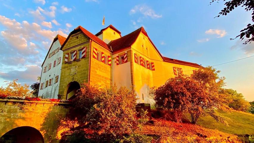 Während des Konzerts kann auch die aktuelle Ausstellung von Klaus Wagner im Schloss Henfenfeld besichtigt werden. Während des Konzerts kann auch die aktuelle Ausstellung von Klaus Wagner im Schloss Henfenfeld besichtigt werden.