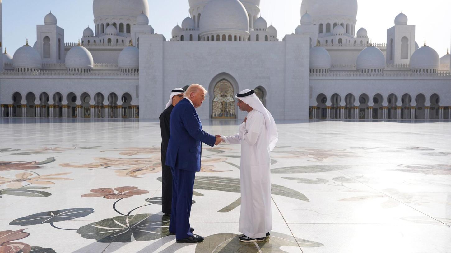 In den Emiraten besuchte US-Präsident Trump die Große Scheich Sajid-Moschee - eine der größten weltweit. In den Emiraten besuchte US-Präsident Trump die Große Scheich Sajid-Moschee - eine der größten weltweit.