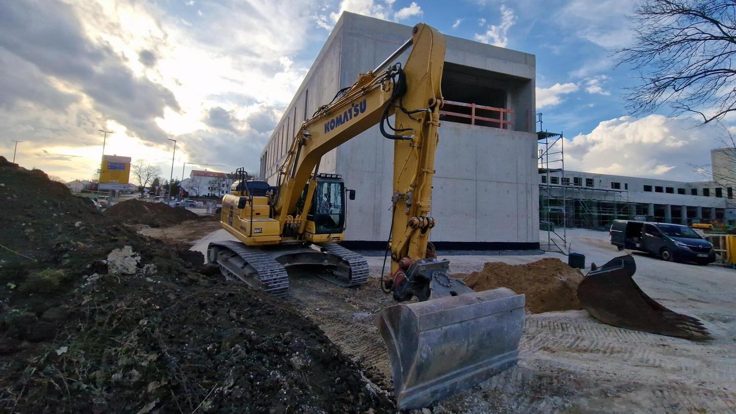 Die Feuerwache am Kurt-Romstöck-Ring ist aktuell die größte Baustelle in Neumarkt. Ein Unbekannter beschmierte den Rohbau mit Graffiti Die Feuerwache am Kurt-Romstöck-Ring ist aktuell die größte Baustelle in Neumarkt. Ein Unbekannter beschmierte den Rohbau mit Graffiti