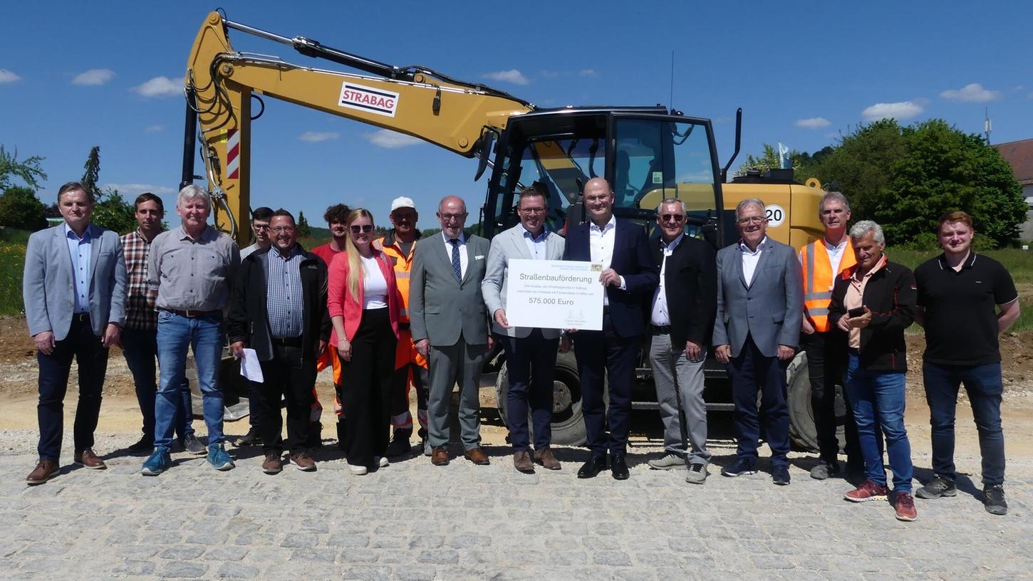 Politiker, Planer und Bauleute geben den Startschuss für den Ausbau der Windbergstraße. Politiker, Planer und Bauleute geben den Startschuss für den Ausbau der Windbergstraße.