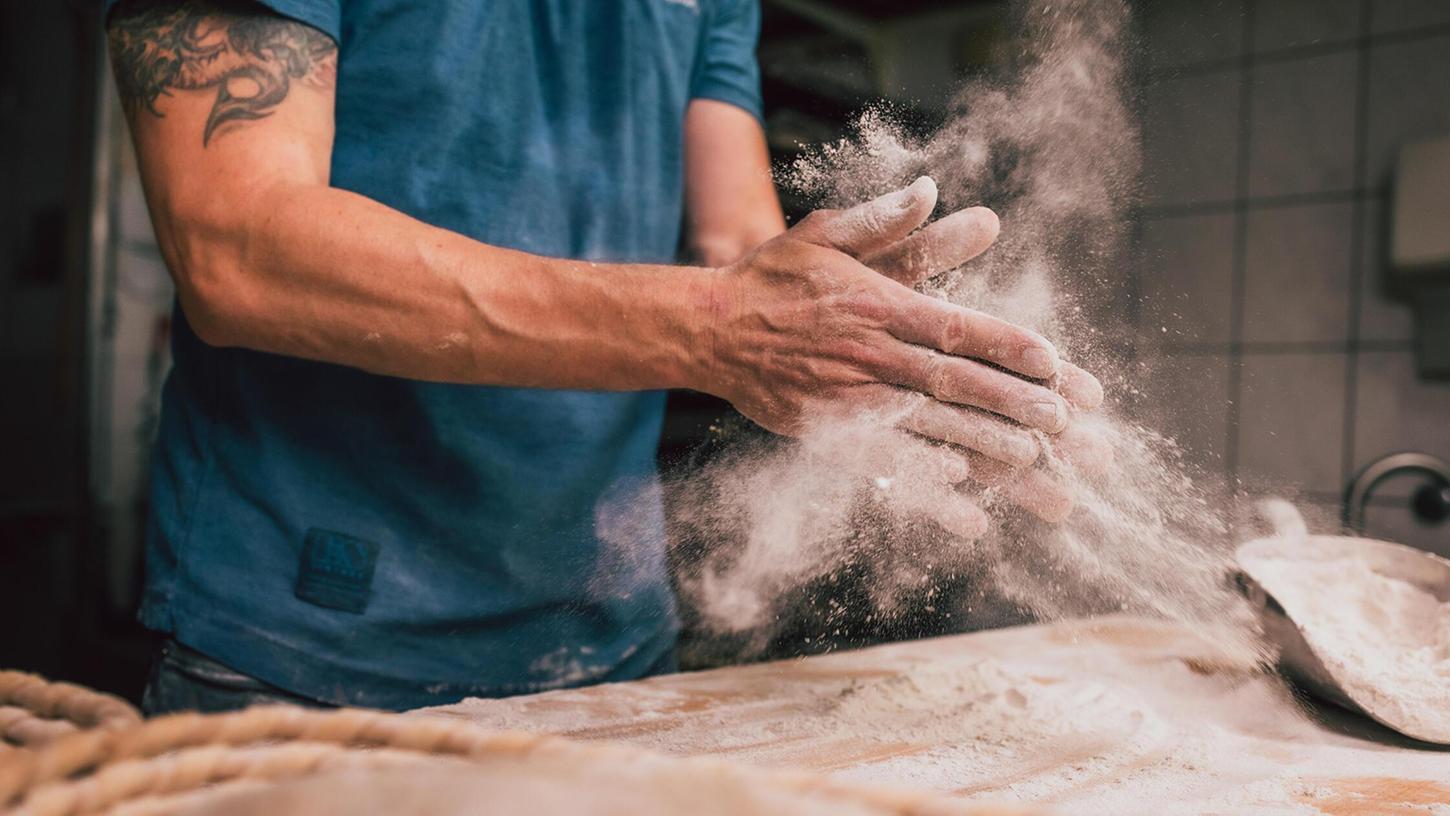 Es staubt auch mal in Bäckereien. Aber das Backen von Brot und Brötchen wird attraktiver. Es staubt auch mal in Bäckereien. Aber das Backen von Brot und Brötchen wird attraktiver.
