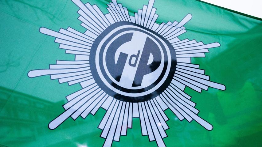 Die Gewerkschaft der Polizei (GdP) sagt, ohne mehr Personal seien die Grenzkontrollen auf dem aktuellen Niveau nicht lange durchzuhalten. (Symbolbild) Die Gewerkschaft der Polizei (GdP) sagt, ohne mehr Personal seien die Grenzkontrollen auf dem aktuellen Niveau nicht lange durchzuhalten. (Symbolbild)