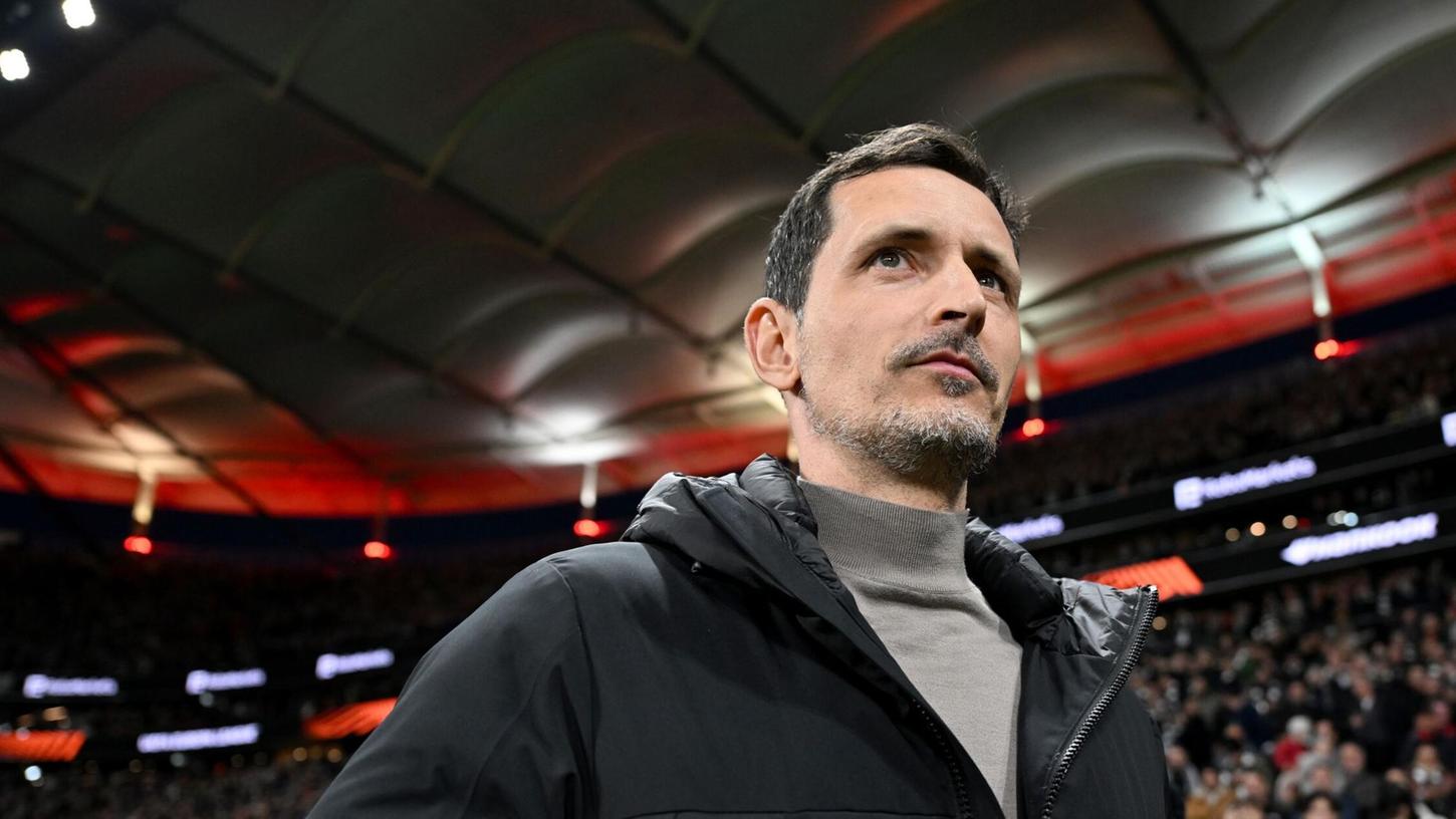 Trainer Dino Toppmöller hat seinen Vertrag bei Eintracht Frankfurt verlängert. Trainer Dino Toppmöller hat seinen Vertrag bei Eintracht Frankfurt verlängert.