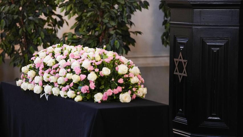 Blumen liegen auf dem Sarg Friedländers. Blumen liegen auf dem Sarg Friedländers.