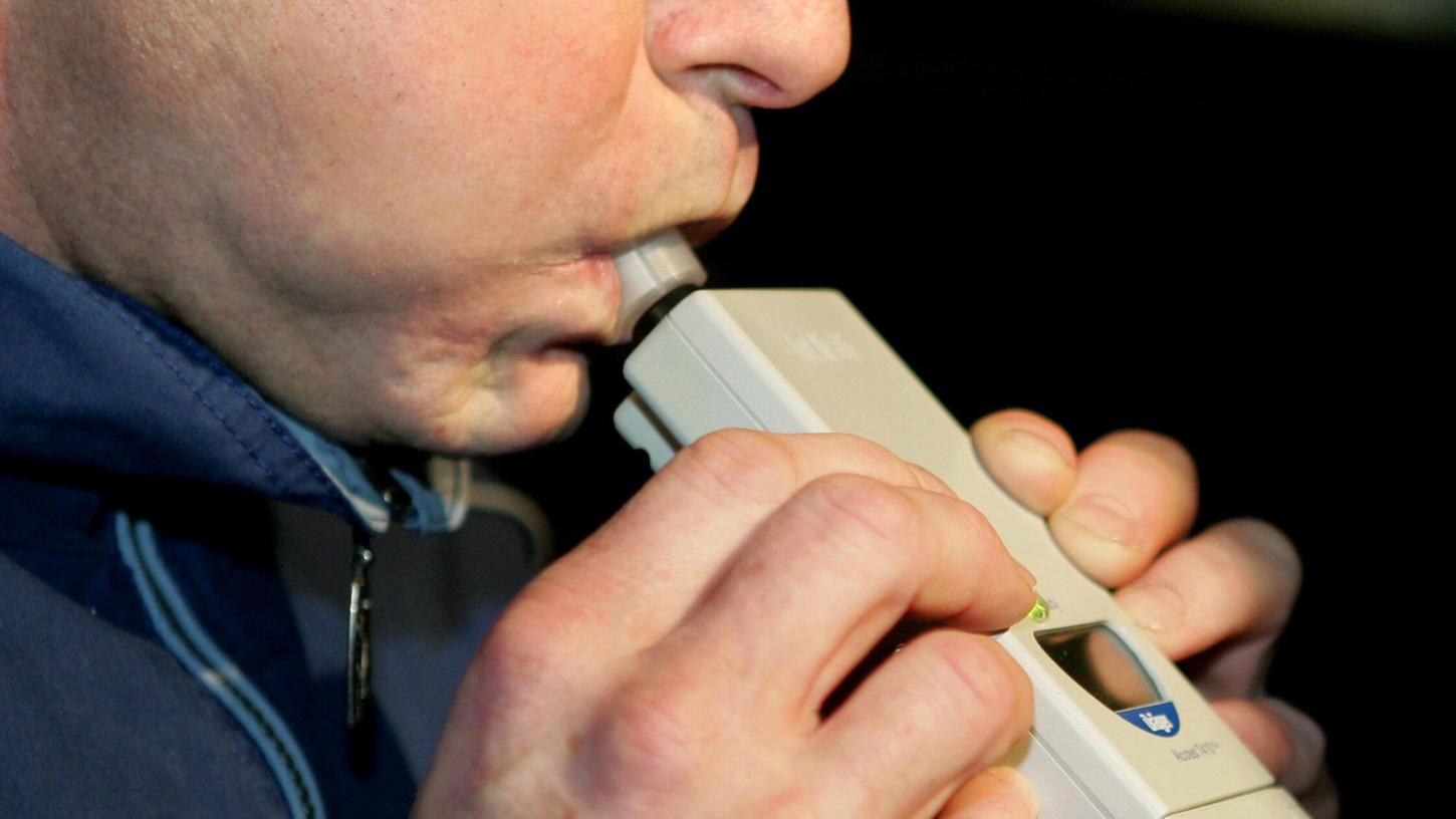 Trunkenheit am Steuer und ein Einhandmesser mit dabei: Auf den 41-Jährigen kommt einiges zu. (Symbolbild) Trunkenheit am Steuer und ein Einhandmesser mit dabei: Auf den 41-Jährigen kommt einiges zu. (Symbolbild)