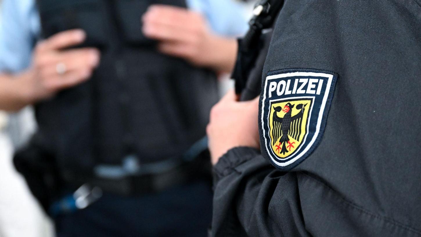 Die Bundespolizei sucht nach den fünf Männern. (Symbolbild) Die Bundespolizei sucht nach den fünf Männern. (Symbolbild)