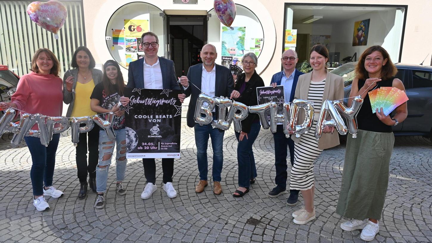 Gleich drei Jubiläen gibt es in Neumarkt zu feiern. Rathauschef Markus Ochsenkühn (vierter von links) und die Mitarbeiter des Jugendbüros freuen sich auf das Jubelfest am 24. Mai 2025 im G6. Gleich drei Jubiläen gibt es in Neumarkt zu feiern. Rathauschef Markus Ochsenkühn (vierter von links) und die Mitarbeiter des Jugendbüros freuen sich auf das Jubelfest am 24. Mai 2025 im G6.