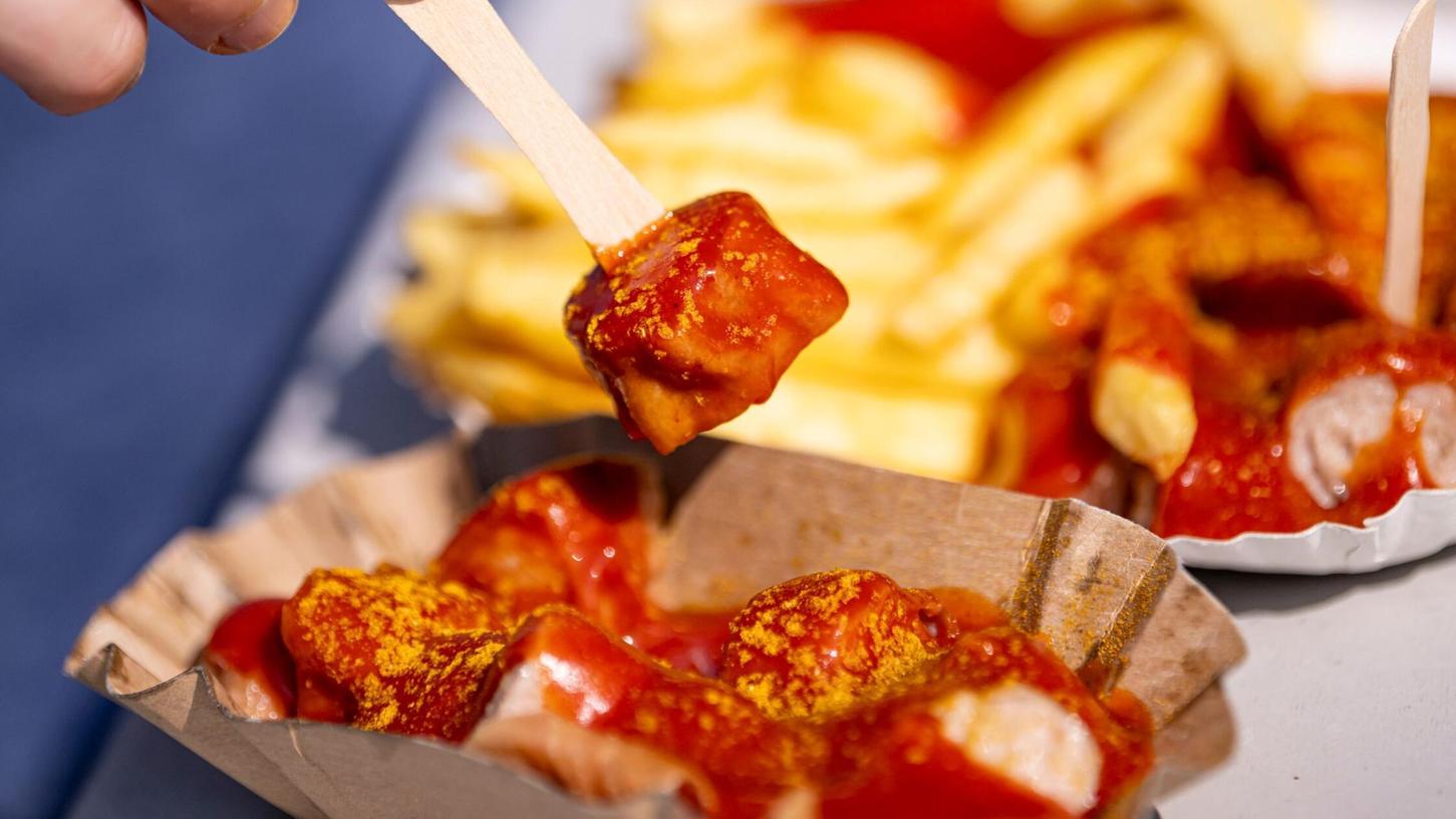 Die Currywurst wird in Kantinen immer unbeliebter. (Archivbild) Die Currywurst wird in Kantinen immer unbeliebter. (Archivbild)