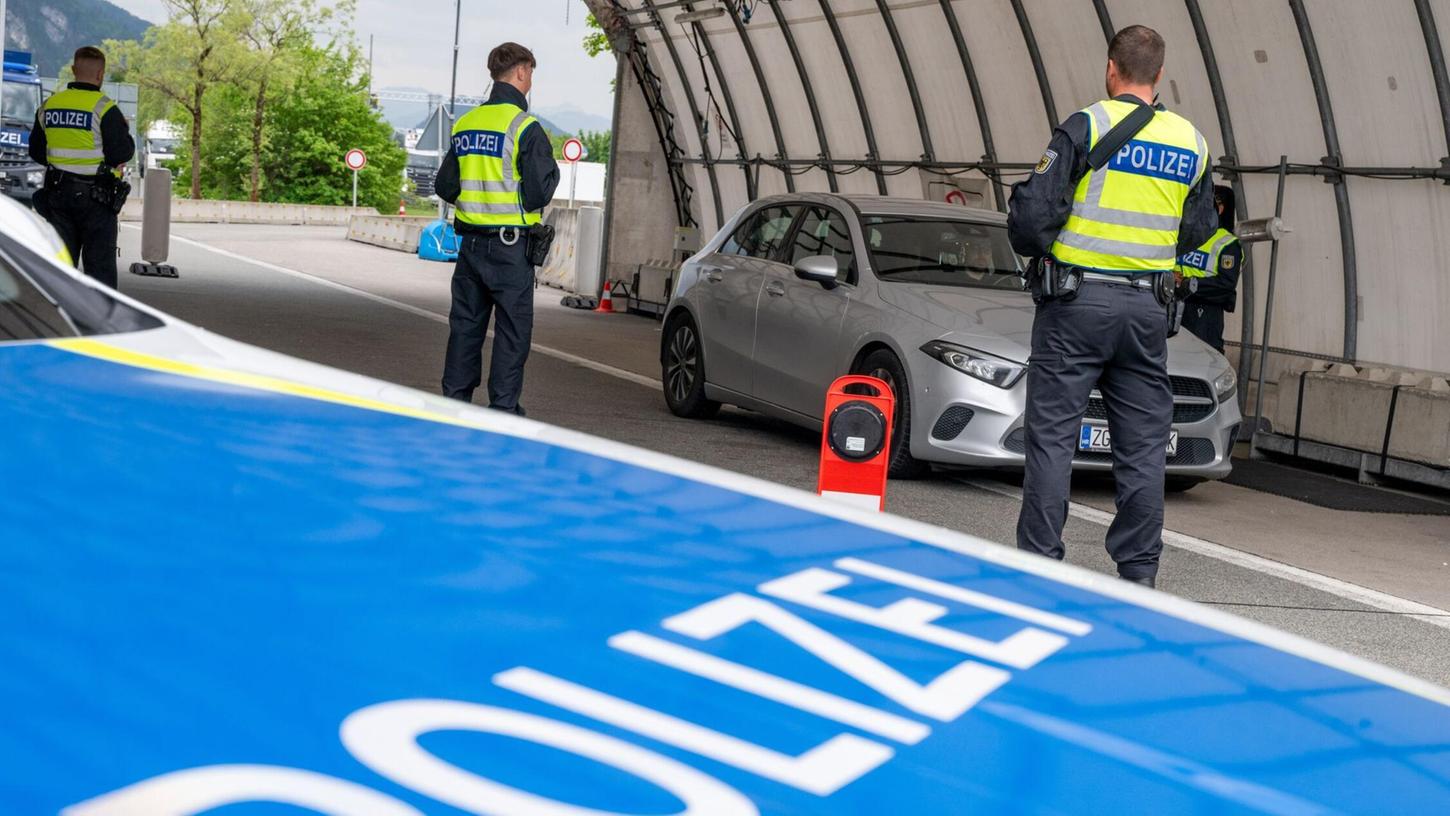 Langfristig seien die intensivierten Grenzkontrollen ohne mehr Stellen bei der Bundespolizei nicht möglich, sagt die Gewerkschaft der Polizei. Langfristig seien die intensivierten Grenzkontrollen ohne mehr Stellen bei der Bundespolizei nicht möglich, sagt die Gewerkschaft der Polizei.