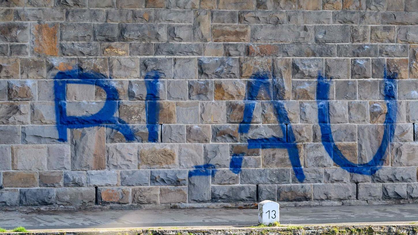 Mehrere blaue Schmierereien in der Innenstadt - hier ein Symbolfoto - beschäftigen die Hilpoltsteiner Polizei. Denn der oder die Urheber sind unbekannt. Mehrere blaue Schmierereien in der Innenstadt - hier ein Symbolfoto - beschäftigen die Hilpoltsteiner Polizei. Denn der oder die Urheber sind unbekannt.