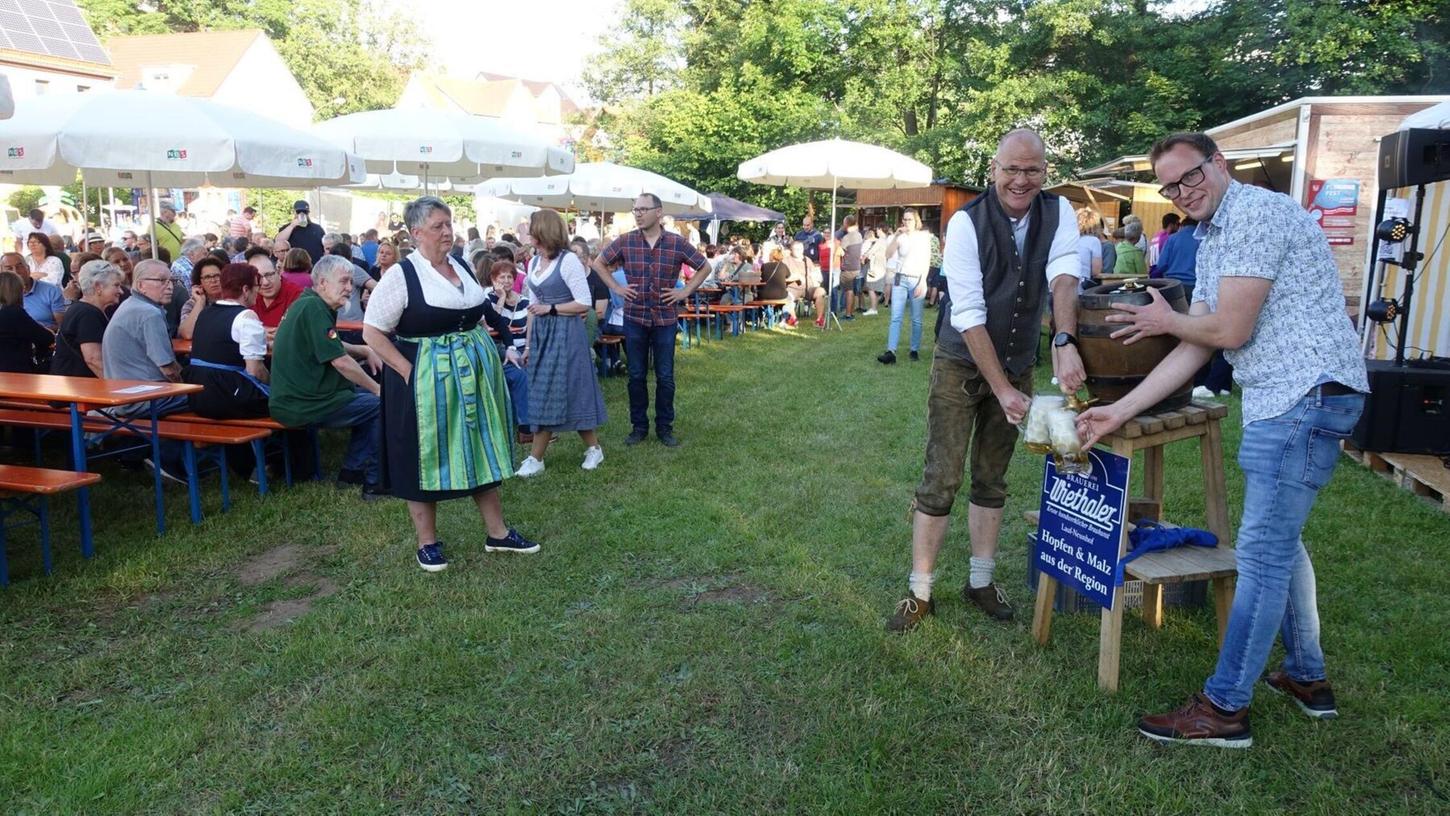 Auch das gehört zu den (schönen) Aufgaben eines Bürgermeisters: Jens Fankhänel (rechts) sticht das erste Fass Bier beim Sommerfest Neunkirchen 2024 an. Auch das gehört zu den (schönen) Aufgaben eines Bürgermeisters: Jens Fankhänel (rechts) sticht das erste Fass Bier beim Sommerfest Neunkirchen 2024 an.