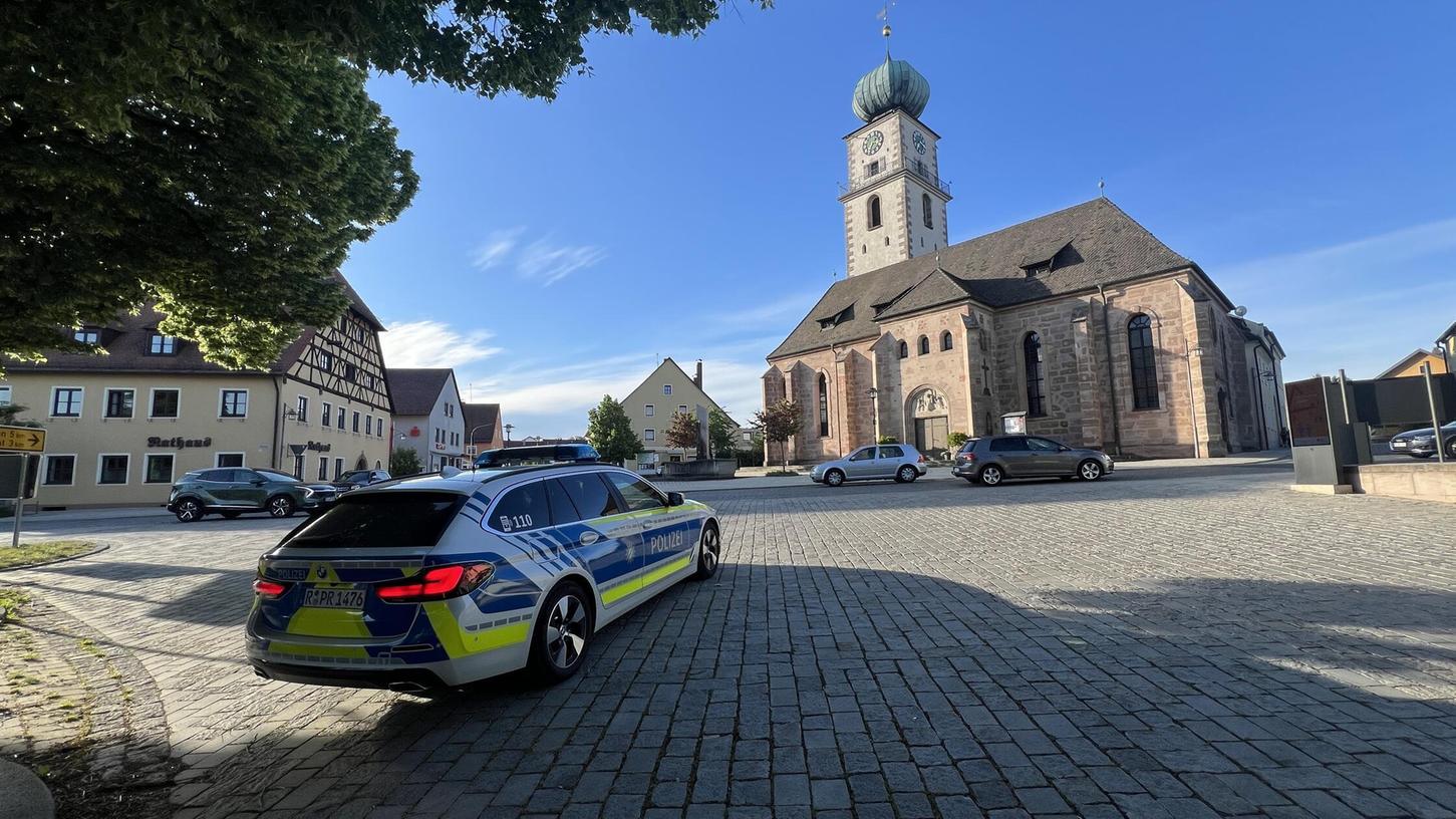 Nach einem größeren Brand in der Oberpfalz nahm die Polizei am Donnerstagmorgen (15. Mai 2025) die Fahndung nach einer mutmaßlichen Täterin auf. Nach einem größeren Brand in der Oberpfalz nahm die Polizei am Donnerstagmorgen (15. Mai 2025) die Fahndung nach einer mutmaßlichen Täterin auf.