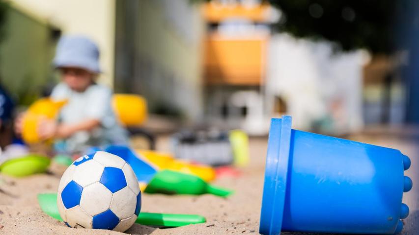 Ein Kind spielt in einem Sandkasten - wo haben dessen Eltern wohl Eimerchen, Schaufeln und den kleinen Ball gekauft, im Internet oder im Geschäft? Ein Kind spielt in einem Sandkasten - wo haben dessen Eltern wohl Eimerchen, Schaufeln und den kleinen Ball gekauft, im Internet oder im Geschäft?
