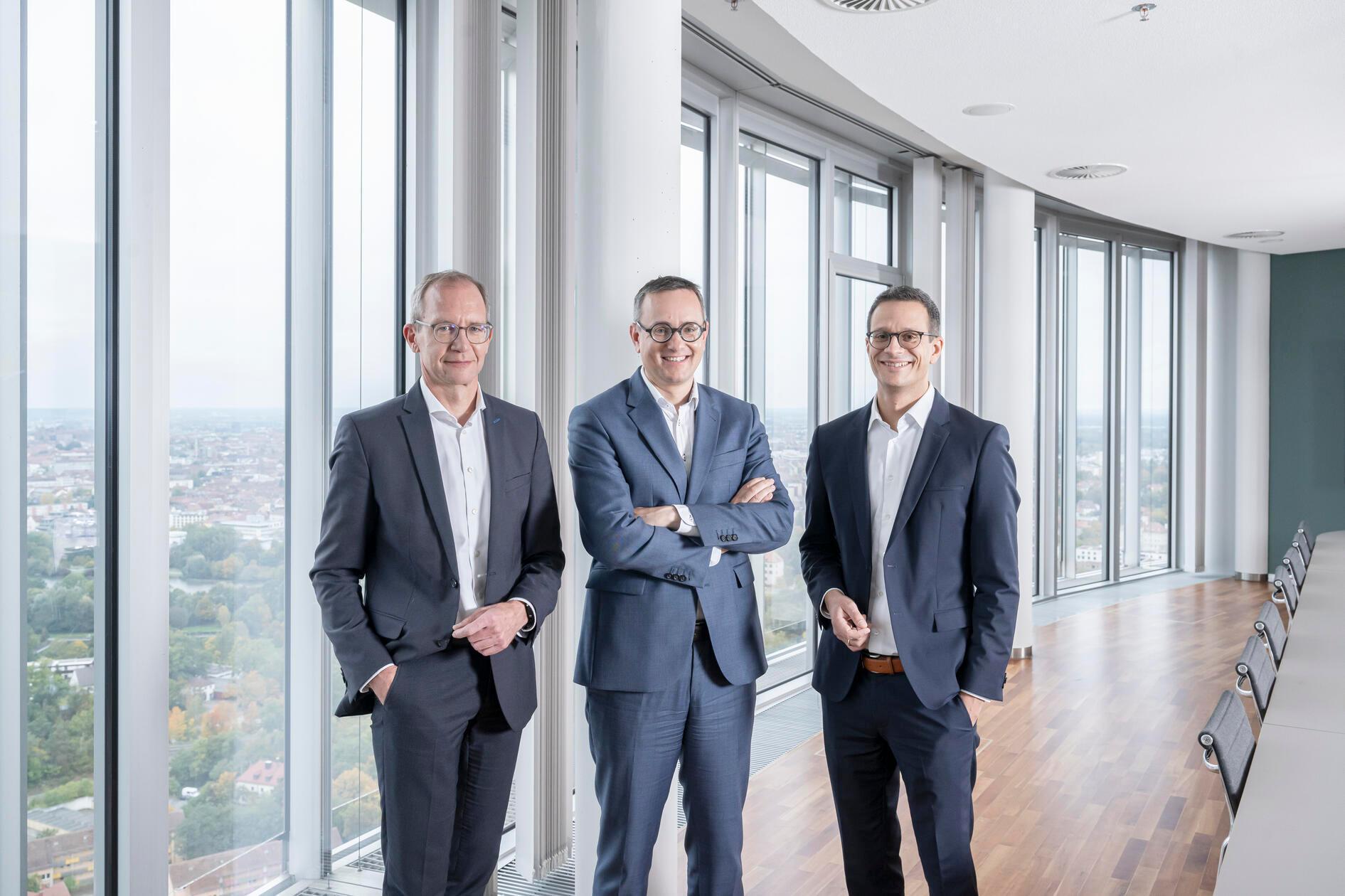 Schätzen am Business Tower Nürnberg unter anderem die flexibel buchbaren Besprechungsräume: die Kanzleigründer Michael Grüner (von links), Matthias Benedikt und Florian Aulbach von Sozelio Rechtsanwälte.