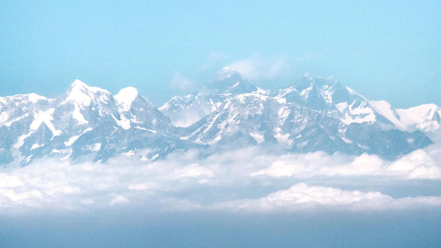 Der Mount Everest vom Flugzeug aus gesehen. (Foto Archiv). Der Mount Everest vom Flugzeug aus gesehen. (Foto Archiv).