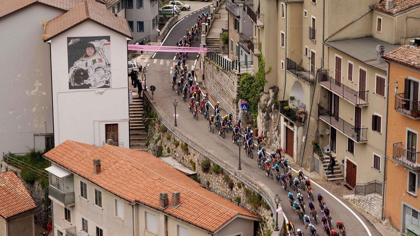 Beim Giro d’Italia kam es auf der sechsten Etappe zum Massensturz. Beim Giro d’Italia kam es auf der sechsten Etappe zum Massensturz.