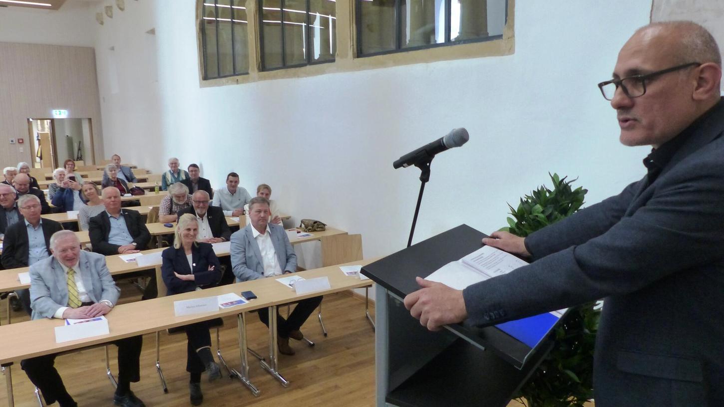 Ismail Ertug, ehemaliger Abgeordneter im Europaparlament, hielt zum Europatag 2025 auf der Kastler Klosterburg ein Referat zum Thema „Europa am Scheideweg“. Ismail Ertug, ehemaliger Abgeordneter im Europaparlament, hielt zum Europatag 2025 auf der Kastler Klosterburg ein Referat zum Thema „Europa am Scheideweg“.